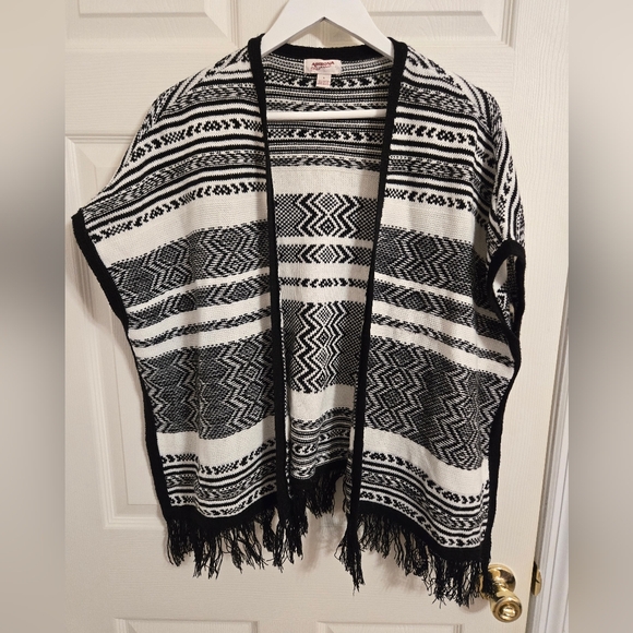 Arizona Jean Company Sweaters - Arizona Jeans Black And White Western Poncho With Fringe Size Large